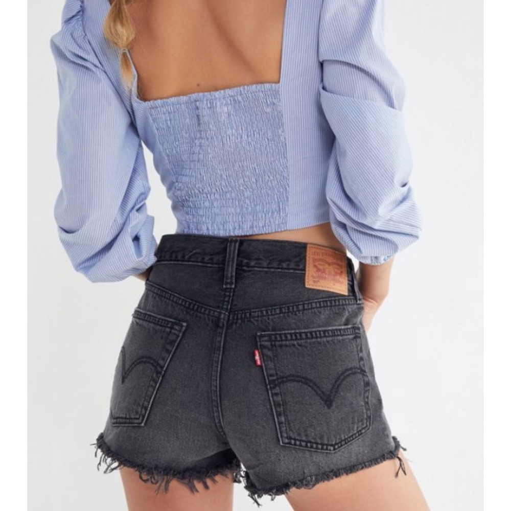 Never worn //Black high waisted Levi shorts